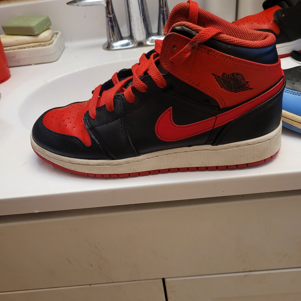 Nike Air Jordan 1 Mid — Black & Red